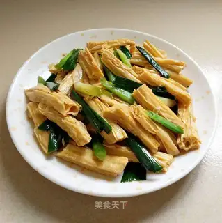 Garlic saplings