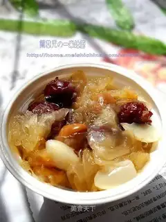 Ginkgo, lily and tremella soup
