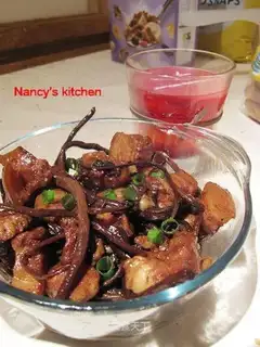 Braised pork with tea tree mushroom