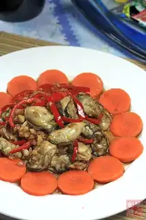 Boiled oysters with white wine and garlic