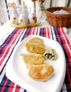 Fried dumplings with leek and vermicelli