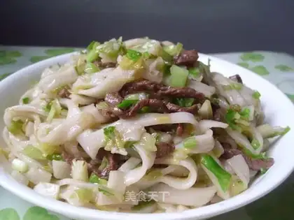 stir-fried kway teow with shredded beef and cabbage