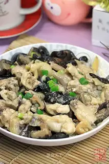 Steamed chicken with winter mushrooms