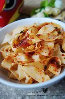 Oil splashed to tear noodles
