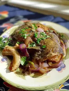 Fish head with onion