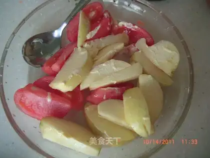 Apple, tomato and honey salad