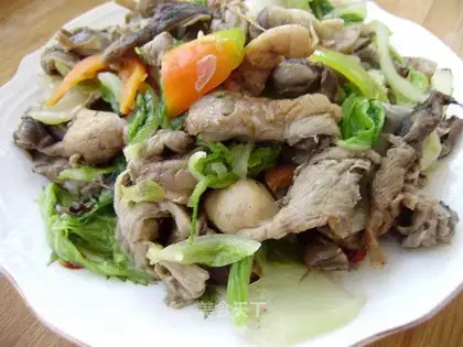 Braised cabbage with fresh mushrooms