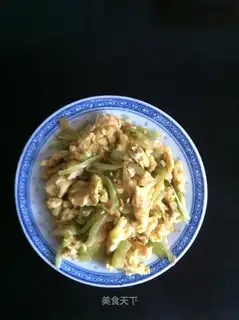 Scrambled eggs with watermelon peel
