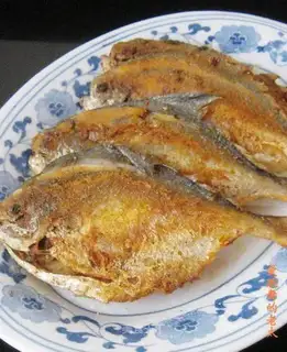 Pan-fried pomfret with salt and pepper