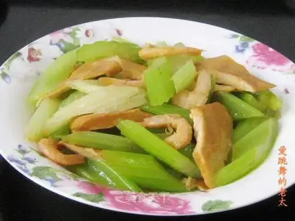stir-fried celery with five-spice dried tea