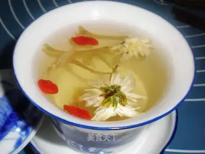 Cool honeysuckle eight-treasure tea