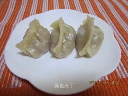 Steamed dumplings with radish and shrimp skins