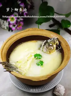Radish and crucian carp soup