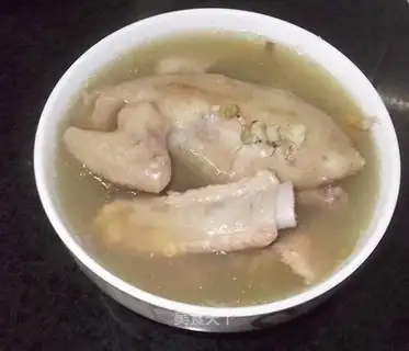 Young pigeon and mung bean soup