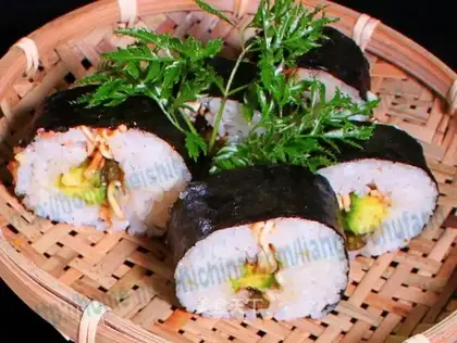 avocado roll sushi