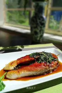 Fried salmon in Thai sauce
