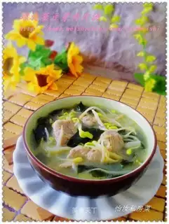 Spirulina bean sprout meat slices soup