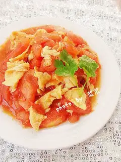 Scrambled eggs with fish and tomato