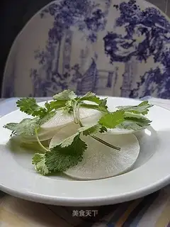 Cold sweet and sour radish slices