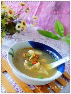 Matsutake soup with meat and bones