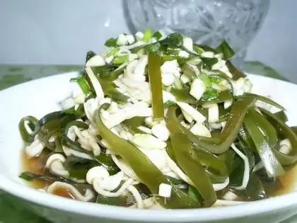 Flammulina velutipes mixed with shredded seaweed