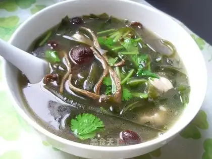 Tea tree mushroom and shredded seaweed soup