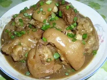 Pig's trotters in sand tea sauce