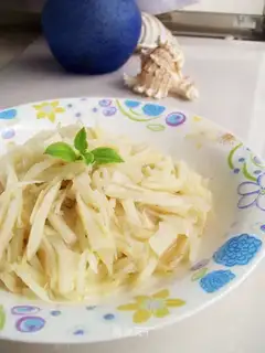 Sweet and sour lotus root shredded