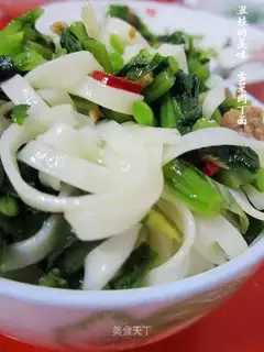 Noodles with pickled vegetables and diced pork