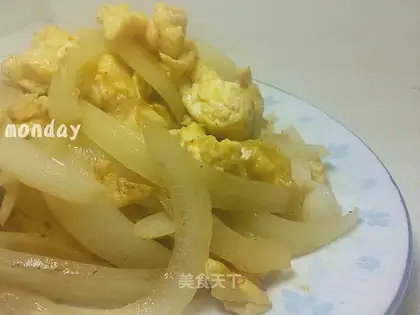 Scrambled eggs with onions