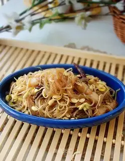 Stewed vermicelli with bean sprouts