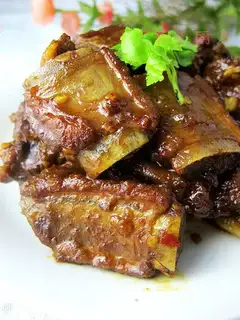 Braised pork ribs with garlic