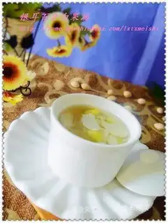 Tremella, lily and ginkgo soup