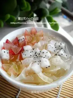 Seasonal fruit and white fungus soup