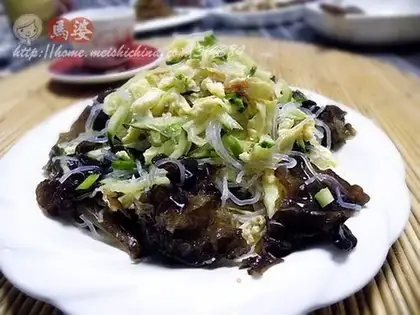 Fungus and cucumber mixed with vermicelli