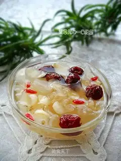 Red dates, lily and white fungus soup