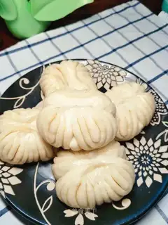 ♪ Four leaves, little rolls ♪