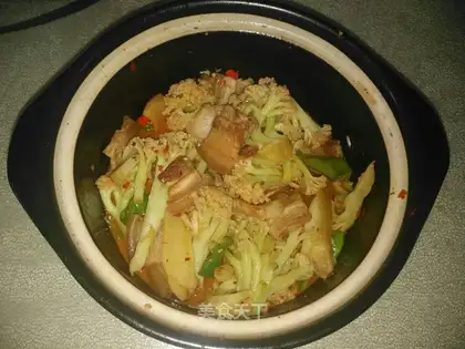 A pot of casserole
