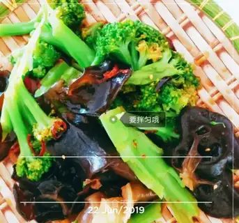 ♪ A cold broccoli ♪