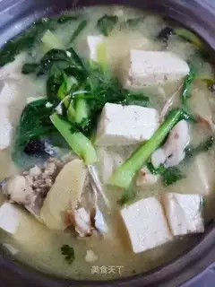Fish bone tofu soup