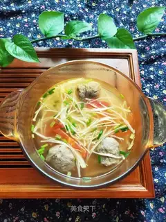 Beefballs, gin and mushroom soup
