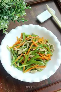 Pyramid carrots, fried meat