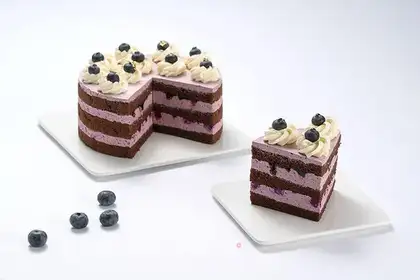 Chocolate blueberry naked cake