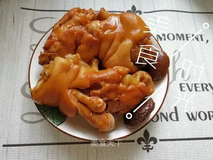 Mushrooms, pig hoofs