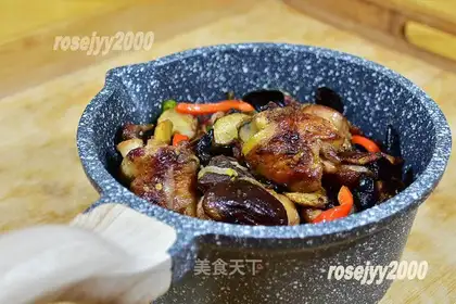 A dry pot with mushrooms and chicken ears