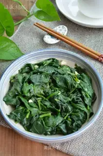 Garlic violet leaves