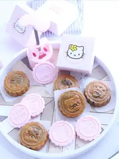 Black sesame broad moon cake
