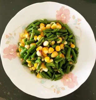 Double-coloured corn pellets, soybeans