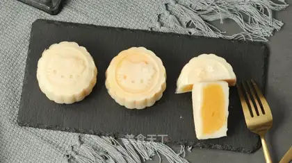A saline yogurt mooncake