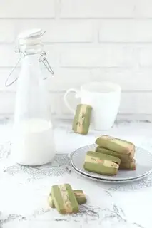 I'll put on a tea pair of almond cookies